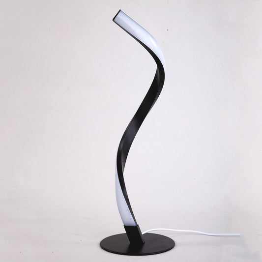 LED Stehlampe in geschwungener Optik aus hochwertigem Material zum wohlfühlen