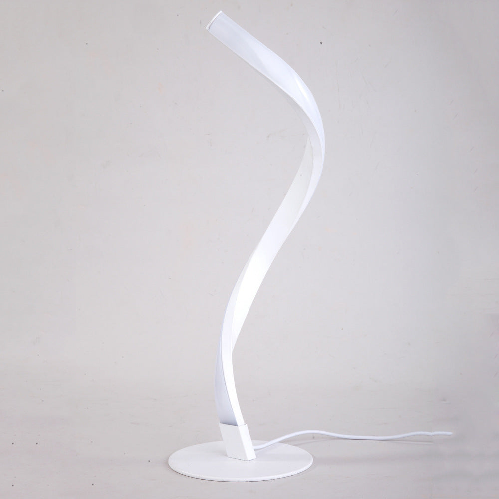 LED Stehlampe in geschwungener Optik aus hochwertigem Material zum wohlfühlen
